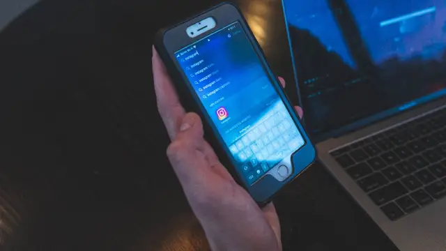 Elinde telefonla gelen mesajı okuyan kişi